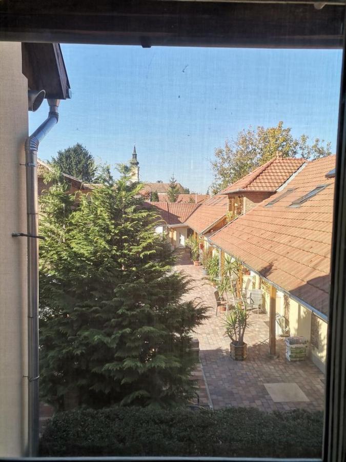 Отель Lika Panzio Дьюла Экстерьер фото